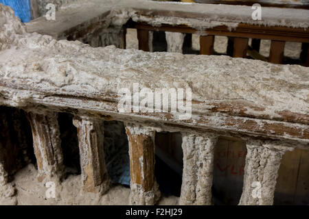 Salzkristallen bedeckt Holzkonstruktionen in den Salzminen Stockfoto