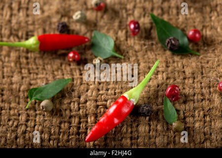 Einige frische kleine red hot chili Peppers auf alten rustikalen Stofftasche Stockfoto