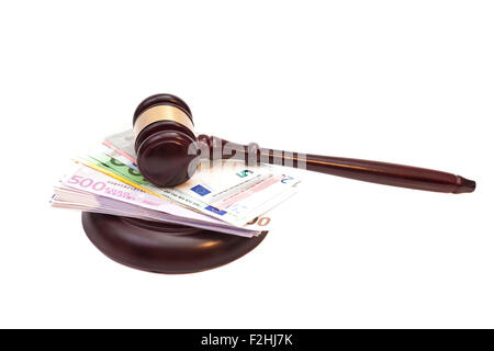 Hammer und Euro-Banknoten isoliert zu beurteilen Stockfoto
