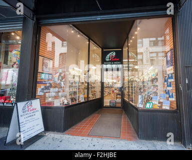 New York, USA. 19. September 2015. Pauline Bücher & Medien speichern Papst Francis Bücher, betrieben durch die Töchter von Str. Paul, am Samstag, 19. September 2015 in New York. Der Heilige Vater, Papst Francis New York als Teil seiner USA-Reise. Während in New York er auch Central Park besuchen wird, beten in der St. Patricks, Adresse der Vereinten Nationen und führen eine Masse im Madison Square Garden. Der Papst wird in den USA vom 22. September Besuch in Washington DC, New York und Philadelphia.  (© Richard B. Levine) Bildnachweis: Richard Levine/Alamy Live-Nachrichten Stockfoto