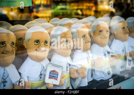 New York, USA. 19. September 2015. Puppen von Papst Francis im Fenster einen kleinen Supermarkt in der Nähe von Madison Square Garden in New York auf Samstag, 19. September 2015. Der Heilige Vater, Papst Francis New York als Teil seiner USA-Reise. Während in New York er auch Central Park besuchen wird, beten in der St. Patricks, Adresse der Vereinten Nationen und führen eine Masse im Madison Square Garden. Der Papst wird in den USA vom 22. September Besuch in Washington DC, New York und Philadelphia.  (© Richard B. Levine) Bildnachweis: Richard Levine/Alamy Live-Nachrichten Stockfoto