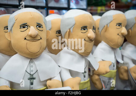 New York, USA. 19. September 2015. Puppen von Papst Francis für Verkauf in einem Supermarkt in der Nähe von Madison Square Garden in New York auf Samstag, 19. September 2015. Der Heilige Vater, Papst Francis New York als Teil seiner USA-Reise. Während in New York er auch Central Park besuchen wird, beten in der St. Patricks, Adresse der Vereinten Nationen und führen eine Masse im Madison Square Garden. Der Papst wird in den USA vom 22. September Besuch in Washington DC, New York und Philadelphia.  (© Richard B. Levine) Bildnachweis: Richard Levine/Alamy Live-Nachrichten Stockfoto