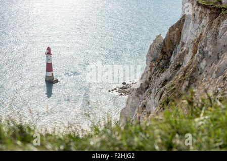 Beachy Head Leuchtturm am Fuße der Kreidefelsen in der Nähe von Eastbourne in East Sussex. Beachy Head ist ein sehr beliebtes Touristenziel. Stockfoto