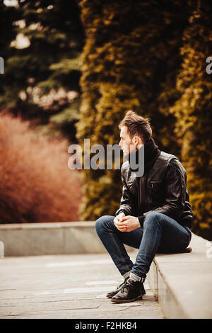 Zuversichtlich Mann posiert in Selvedge-jeans Stockfoto