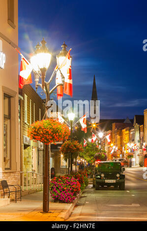 Ein Blick nach Norden von der Unterseite der Main Street in der Abenddämmerung. Innenstadt, Newmarket, Ontario, Kanada. Stockfoto