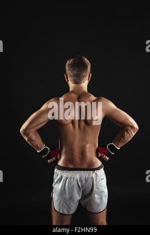 Athletische bärtigen Boxer mit Handschuhen auf dunklem Hintergrund Stockfoto