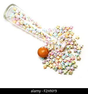 bunte Origami Glücksstern isoliert auf weißem Hintergrund Stockfoto