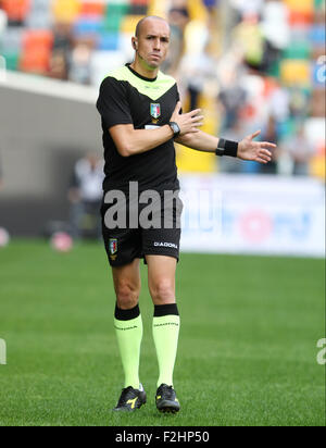 Udine, Italien. 19. September 2015. Schiedsrichter Michael Fabbri blickt in die italienische Serie A Fußballspiel zwischen Udinese Calcio V Empoli im Friaul-Stadion am 19. September 2015 in Udine. Bildnachweis: Andrea Spinelli/Alamy Live-Nachrichten Stockfoto