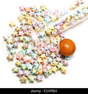 bunte Origami Glücksstern isoliert auf weißem Hintergrund Stockfoto