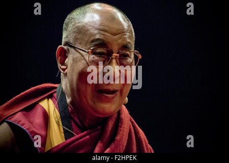 London, UK. 19. September 2015. Dalai Lama spricht mit Tausenden von Anhängern bei der 02 Arena Credit: Guy Corbishley/Alamy Live News Stockfoto