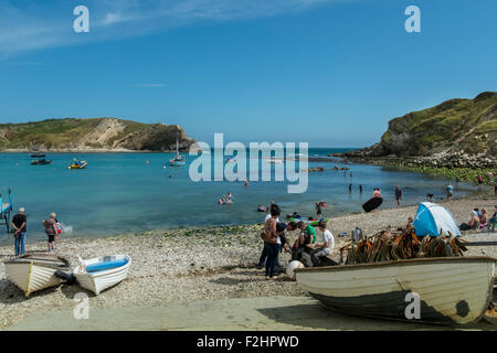 Schönen Sommertag in Lulworth. Lulworth Cove ist eine Bucht in der Nähe der Ortschaft West Lulworth, über die Jurassic Coast Welterbe in Dorset, Stockfoto