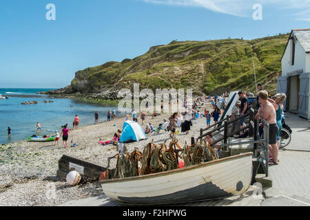 Schönen Sommertag in Lulworth. Lulworth Cove ist eine Bucht in der Nähe der Ortschaft West Lulworth, über die Jurassic Coast Welterbe in Dorset, Stockfoto