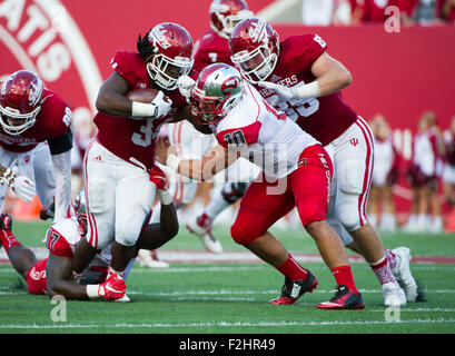 Bloomington, Indiana, USA. 19. Sep, 2015. Western Kentucky Linebacker Nick Holt (10) befasst sich Indiana läuft wieder Devine Redding (34) während der NCAA Football-Spiel im Memorial Stadium in Bloomington, Indiana.Nick Wagner/CSM/Alamy Live News Stockfoto