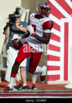 Bloomington, Indiana, USA. 19. Sep, 2015. Western Kentucky Wide Receiver Taywan Taylor (2) erhält einen Touchdown während der NCAA Football-Spiel gegen die Indiana im Memorial Stadium in Bloomington, Indiana. Nick Wagner/CSM/Alamy Live-Nachrichten Stockfoto