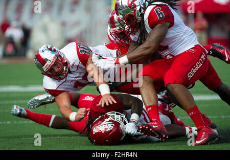 Bloomington, Indiana, USA. 19. Sep, 2015. Western Kentucky Linebacker Nick Holt (10) befasst sich Indiana läuft wieder Devine Redding (34) während der NCAA Football-Spiel im Memorial Stadium in Bloomington, Indiana.Nick Wagner/CSM/Alamy Live News Stockfoto