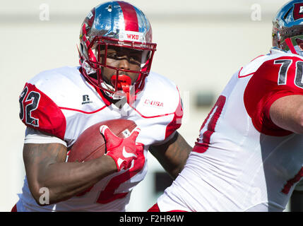 Bloomington, Indiana, USA. 19. Sep, 2015. Western Kentucky Runningback D'Andre Ferby (32) läuft mit dem Ball während der NCAA Football-Spiel gegen die Indiana im Memorial Stadium in Bloomington, Indiana.Nick Wagner/CSM/Alamy Live News Stockfoto