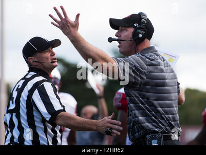 Bloomington, Indiana, USA. 19. Sep, 2015. Western Kentucky Cheftrainer Jeff Brohm argumentiert mit einem Beamten über einen Anruf während der NCAA Football-Spiel gegen die Indiana im Memorial Stadium in Bloomington, Indiana.Nick Wagner/CSM/Alamy Live News Stockfoto