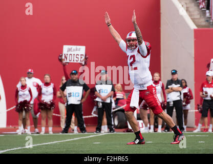 Bloomington, Indiana, USA. 19. Sep, 2015. Western Kentucky quarterback Brandon Doughty (12) Signale für einen Touchdown während der NCAA Football-Spiel gegen die Indiana im Memorial Stadium in Bloomington, Indiana.Nick Wagner/CSM/Alamy Live News Stockfoto