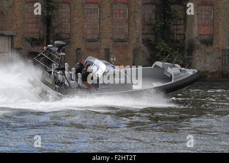 Norsafe Magnum Projekt Fast Rescue Boat während DSEI im Excel London im September 2015 demonstriert. Stockfoto