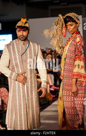 London, UK. 19. September 2015. Ein Modell und die Designer Nabam Aka auf Mode feinste London Fashion Woche SS16 in Covent Garden. Bildnachweis: Stephen Chung/Alamy Live-Nachrichten Stockfoto