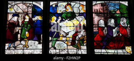 Glasmalerei, die Szenen in das Leben des Heiligen Antonius von Padua in Notre Dame Church of Mortagne, Perche, Frankreich Stockfoto