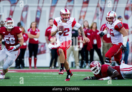 Bloomington, Indiana, USA. 19. Sep, 2015. Western Kentucky Quarterback Brandon Doughty (12) läuft die Fußball Upfield während eine NCAA Football-Spiel gegen Indiana im Memorial Stadium in Bloomington, Indiana.Nick Wagner/CSM/Alamy Live News Stockfoto