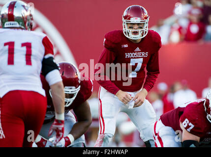 Bloomington, Indiana, USA. 19. Sep, 2015. Indiana-Quarterback Nate Sudfeld (7) überprüft die Western Kentucky Verteidigung während der NCAA Football-Spiel im Memorial Stadium in Bloomington, Indiana.Nick Wagner/CSM/Alamy Live News Stockfoto