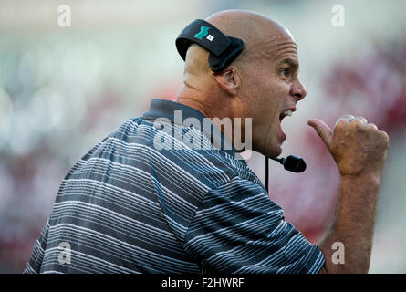 Bloomington, Indiana, USA. 19. Sep, 2015. Western Kentucky defensive Spezialist Nick Holt winkt seinen Spielern während der NCAA Football-Spiel gegen die Indiana im Memorial Stadium in Bloomington, Indiana.Nick Wagner/CSM/Alamy Live News Stockfoto