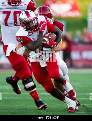 Bloomington, Indiana, USA. 19. Sep, 2015. Western Kentucky Runningback Darmontre Warr (26) ist von einem Indiana-Spieler während der NCAA Football-Spiel im Memorial Stadium in Bloomington, Indiana.Nick Wagner/CSM/Alamy Live News angegangen. Stockfoto