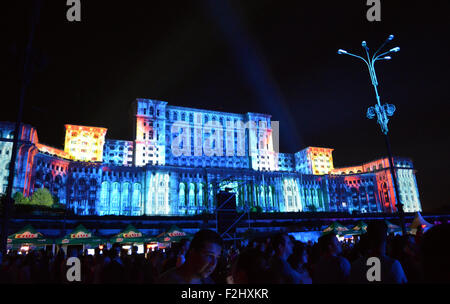 Bukarest, Rumänien. 19. September 2015. Das Parlamentsgebäude erhält seine erste Schicht des Lichts in der Vorbereitung für den video-Mapping-Contest am Abend. Dies ist die weltweit größte video-Mapping zeigen mit zweitgrößte Gebäude der Welt. Bildnachweis: Douglas MacKenzie/Alamy Live-Nachrichten Stockfoto