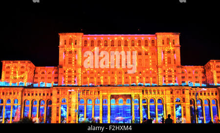 Bukarest, Rumänien. 19. September 2015. Eine video Karte ist überlagert, das rumänische Parlament Gebäude in Bukarest, iMAPP ist der weltweit größte video-Mapping Show mit zweitgrößte Gebäude der Welt. Bildnachweis: Douglas MacKenzie/Alamy Live-Nachrichten Stockfoto