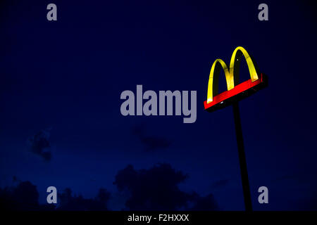 Ein Logo Zeichen außerhalb der McDonald's-Fastfood-Restaurant in der Nacht in Round Rock, Texas am 11. September 2015. Stockfoto