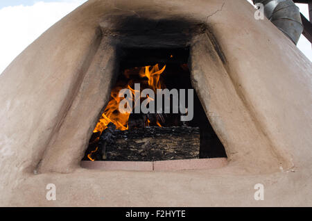 Die Brandentstehung ein Pizzaofen im freien Stockfoto