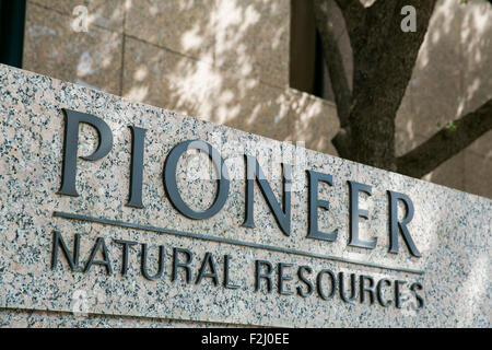 Ein Logo Zeichen außerhalb der Hauptsitz der Pionier Naturressourcen Co. in Irving, Texas am 13. September 2015. Stockfoto
