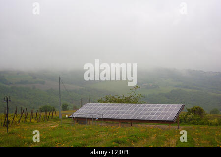 Blick auf Photo voltaic Paneelen im Weinberg Stockfoto