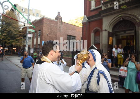 New York City, USA. 19. Sep, 2015. Schwestern der Nächstenliebe Nonnen küssen Kreuz Prozession im Laufe der römisch-katholischen Residenz in der Mulberry Street. Der 89. jährlichen fest von San Gennaro gefüllt Mulberry und umliegenden Straßen in NYC Little Italy, die ihren Höhepunkt in einer religiösen Prozession mit der Statue von San Gennaro durch die Straßen getragen. Bildnachweis: Andy Katz/Pacific Press/Alamy Live-Nachrichten Stockfoto
