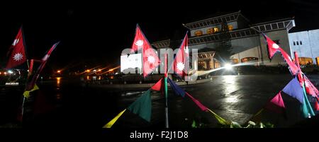 Kathmandu. 19. Sep, 2015. Foto aufgenommen am 19. September 2015 zeigt die beleuchtete verfassunggebende Versammlung Gebäude am Vorabend der Feier der neuen Verfassung in Kathmandu, Hauptstadt von Nepal. Präsident Ram Baran Yadav ist geplant, die neue Verfassung am 20. September in einer Feierstunde die konstituierende Versammlung Gebäude stattfinden zu enthüllen. © Sunil Sharma/Xinhua/Alamy Live-Nachrichten Stockfoto
