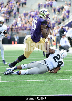 Seattle, WA, USA. 19. September macht 2015.Washington-Huskies-Tight-End Darrell Daniels #15 einen Haken durch Utah State Aggies Sicherheit Marwin Evans #24 Husky Stadium in Seattle, WA verteidigte. Washington besiegt Utah State 31 - 17... Bildnachweis: Cal Sport Media/Alamy Live-Nachrichten Stockfoto