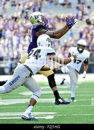 Seattle, WA, USA. 19. September macht 2015.Washington-Huskies-Tight-End Darrell Daniels #15 einen Haken durch Utah State Aggies Sicherheit Marwin Evans #24 Husky Stadium in Seattle, WA verteidigte. Washington besiegt Utah State 31 - 17... Bildnachweis: Cal Sport Media/Alamy Live-Nachrichten Stockfoto