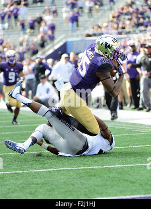 Seattle, WA, USA. 19. September macht 2015.Washington-Huskies-Tight-End Darrell Daniels #15 einen Haken durch Utah State Aggies Sicherheit Marwin Evans #24 Husky Stadium in Seattle, WA verteidigte. Washington besiegt Utah State 31 - 17... Bildnachweis: Cal Sport Media/Alamy Live-Nachrichten Stockfoto