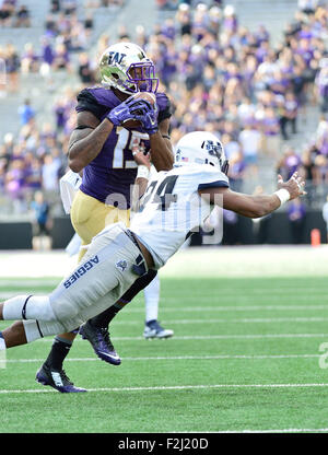 Seattle, WA, USA. 19. September macht 2015.Washington-Huskies-Tight-End Darrell Daniels #15 einen Haken durch Utah State Aggies Sicherheit Marwin Evans #24 Husky Stadium in Seattle, WA verteidigte. Washington Niederlagen Utah State 31 - 17. Bildnachweis: Cal Sport Media/Alamy Live-Nachrichten Stockfoto