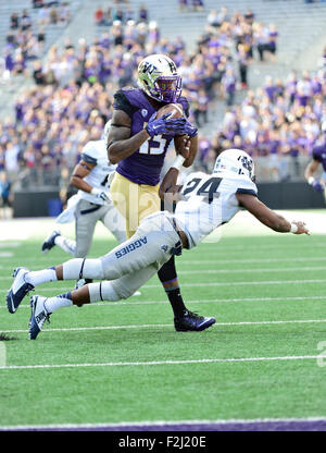 Seattle, WA, USA. 19. September macht 2015.Washington-Huskies-Tight-End Darrell Daniels #15 einen Haken durch Utah State Aggies Sicherheit Marwin Evans #24 Husky Stadium in Seattle, WA verteidigte. Washington Niederlagen Utah State 31 - 17. Bildnachweis: Cal Sport Media/Alamy Live-Nachrichten Stockfoto