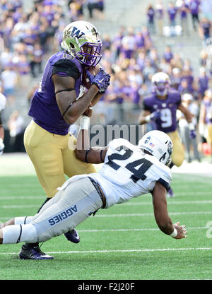 Seattle, WA, USA. 19. September macht 2015.Washington-Huskies-Tight-End Darrell Daniels #15 einen Haken durch Utah State Aggies Sicherheit Marwin Evans #24 Husky Stadium in Seattle, WA verteidigte. Washington besiegt Utah State 31 - 17... Bildnachweis: Cal Sport Media/Alamy Live-Nachrichten Stockfoto