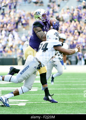 Seattle, WA, USA. 19. September macht 2015.Washington-Huskies-Tight-End Darrell Daniels #15 einen Haken durch Utah State Aggies Sicherheit Marwin Evans #24 Husky Stadium in Seattle, WA verteidigte. Washington Niederlagen Utah State 31 - 17. Bildnachweis: Cal Sport Media/Alamy Live-Nachrichten Stockfoto