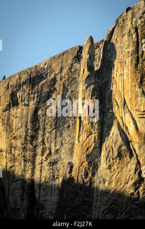 Malerische Aussicht auf freistehende Steinsäule namens Lost Arrow Spire am Berghang, Yosemite Valley, Kalifornien, Vereinigte Staaten von Amerika Stockfoto