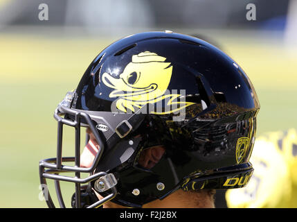 Autzen Stadium, Eugene, OR, USA. 19. Sep, 2015. Oregon Ducks sport ein neues Helmdesign für das NCAA Football-Spiel zwischen den Enten und der Georgia State Panthers Autzen Stadium, Eugene, OR. Larry C. Lawson/CSM/Alamy Live-Nachrichten Stockfoto