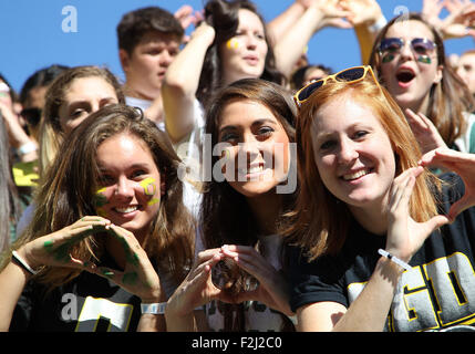 Autzen Stadium, Eugene, OR, USA. 19. Sep, 2015. Oregon-Fans feiern ihren Sieg über die Georgia State Panthers 61-28 Autzen Stadium, Eugene, OR. Larry C. Lawson/CSM/Alamy Live-Nachrichten Stockfoto