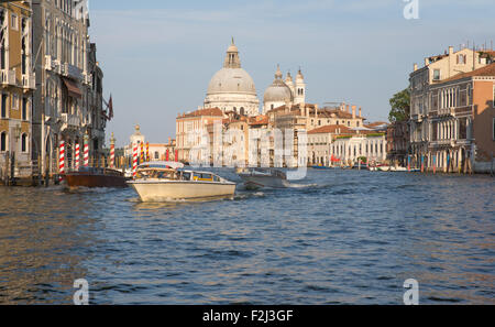 Einige Boot-Taxis in den Canal Grande in Venedig, Italien Stockfoto