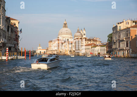 Einige Boot-Taxis in den Canal Grande in Venedig, Italien Stockfoto