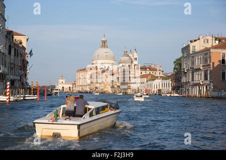 Einige Boot-Taxis in den Canal Grande in Venedig, Italien Stockfoto